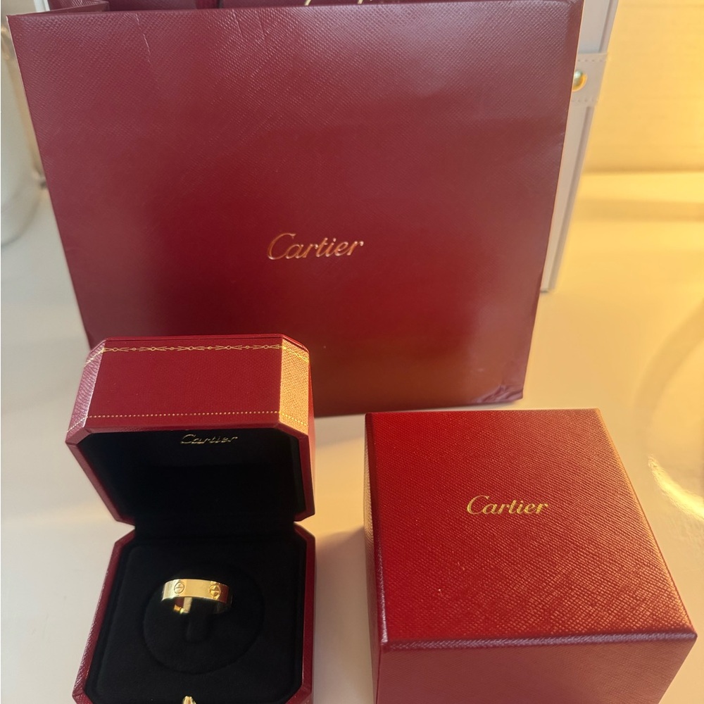 Cartier love 18k Gold Ring with Box and papers